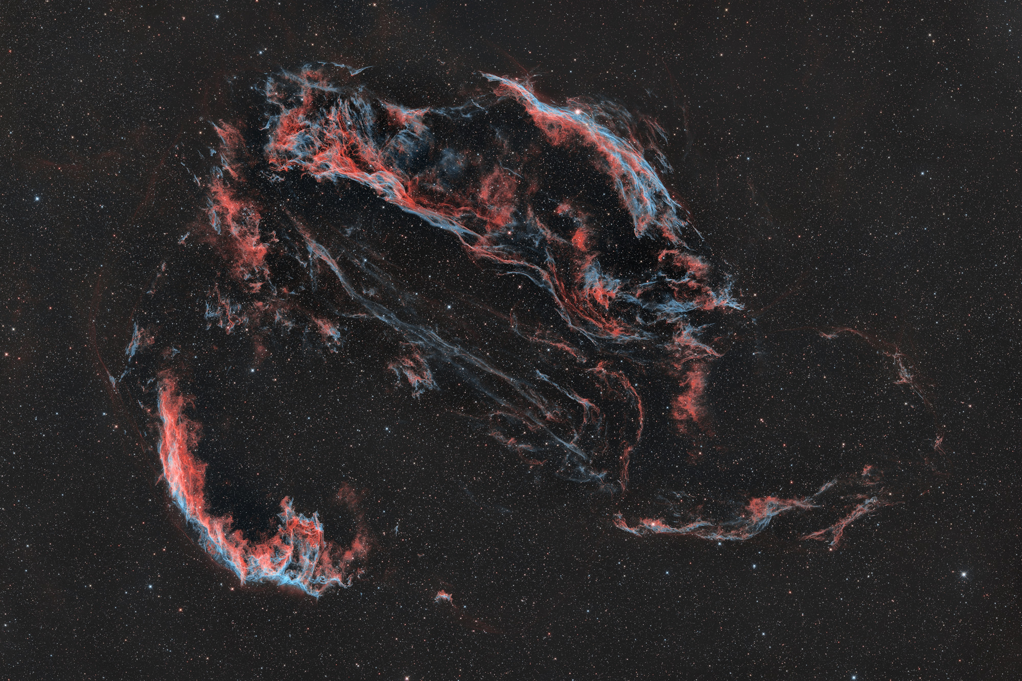 Der Cygnusbogen NGC 6960 ist ein Supernova-Überrest im Sternbild Schwan. Er erstreckt sich über einen Himmelsausschnitt von ungefähr drei Grad. Der Vorläuferstern hatte vermutlich die 12 bis 15fache Masse unserer Sonne.